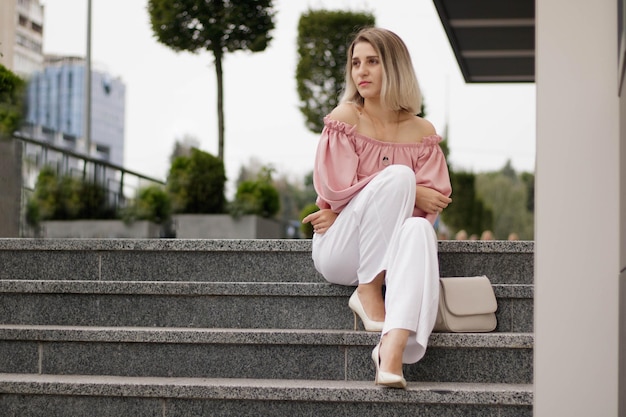 Ragazza seduta sui gradini pensando