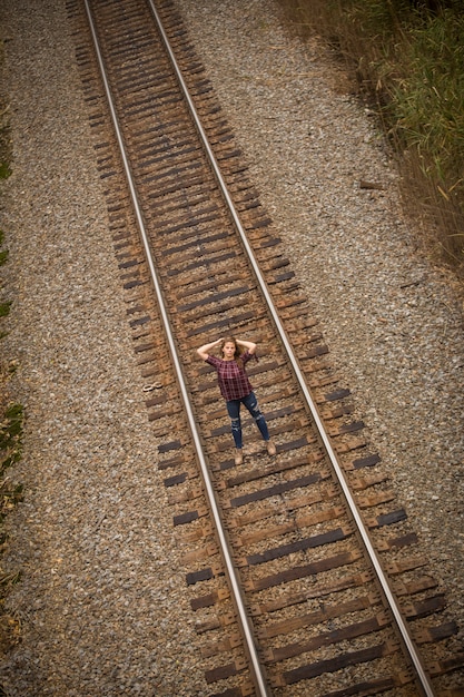 Ragazza senior su binari della ferrovia