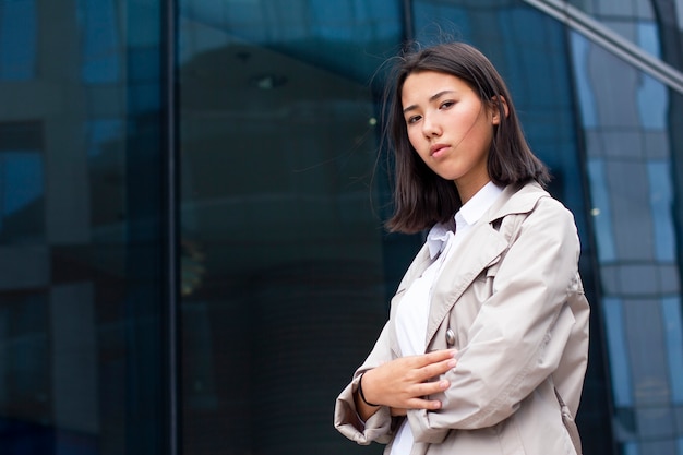 Ragazza seria, ansiosa, scontenta in piedi fuori dal posto di lavoro in ufficio.