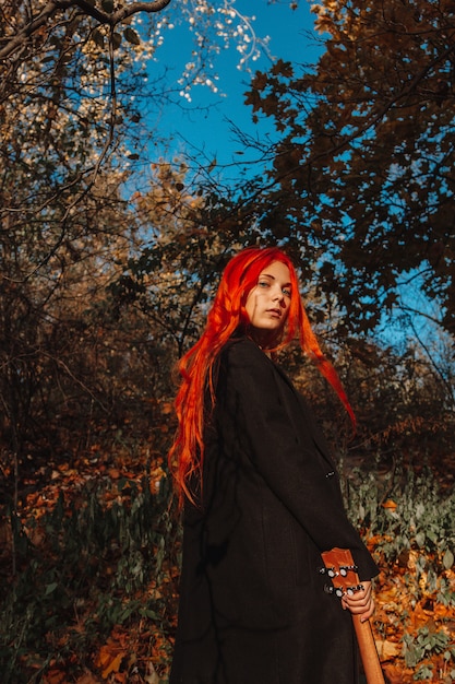 Ragazza sexy bella rossa con i capelli lunghi, forti e folti.