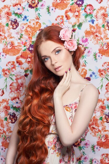 Ragazza sexy bella rossa con i capelli lunghi. Ritratto di donna perfetto con uno sfondo chiaro colorato. Capelli stupendi e occhi profondi. Bellezza naturale, pelle pulita, cura del viso e dei capelli. Capelli forti e folti