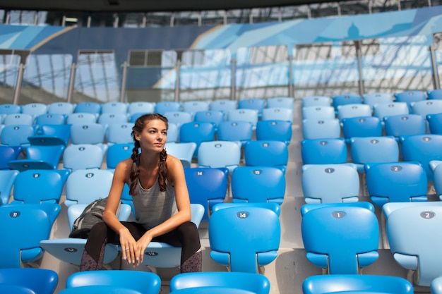 Ragazza sexy che propone allo stadio.