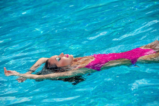 Ragazza sexy in costume da bagno in piscina