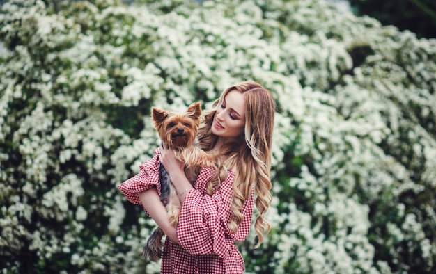 Ragazza si diverte con il suo cane