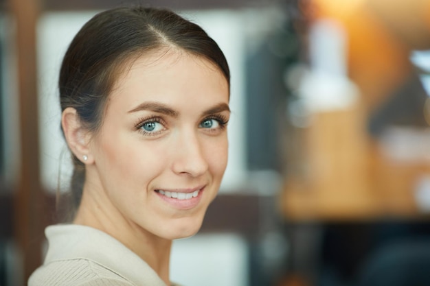 Ragazza sicura di sé positiva