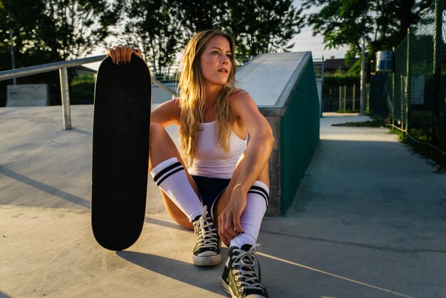 Ragazza skater cool a skate park