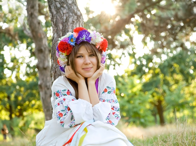 Ragazza slava con la corona al campo.