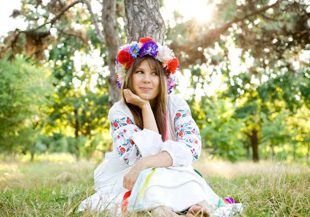 Ragazza slava con la corona al campo.