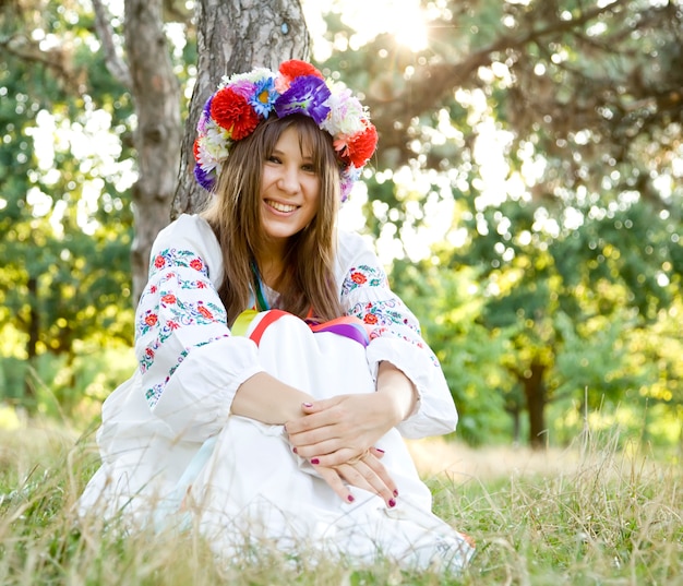 Ragazza slava con la corona al campo.