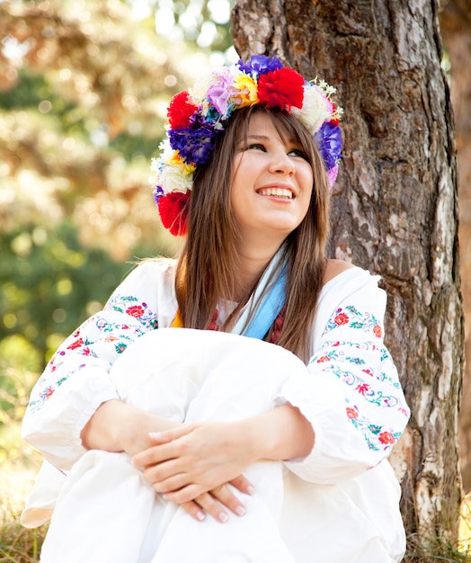 Ragazza slava con la corona al campo.