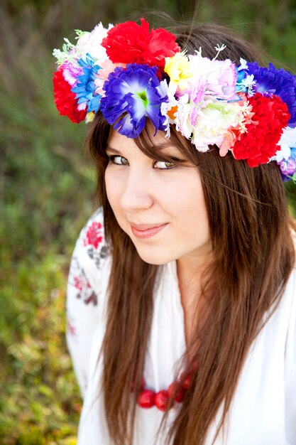 Ragazza slava con la corona al campo.