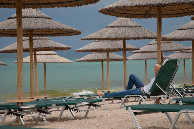 Ragazza sola sulla spiaggia deserta