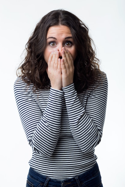 Ragazza sorpresa con la maglia a strisce