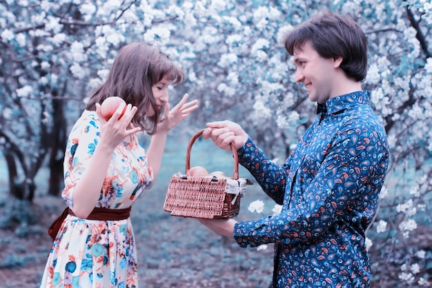 Ragazza sorpresa regalo di frutta