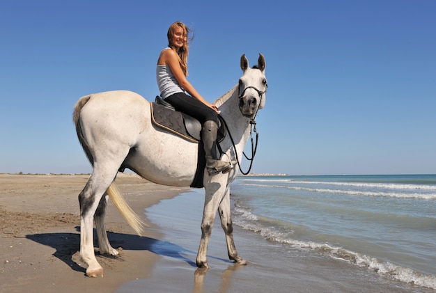 Ragazza sorridente a cavallo