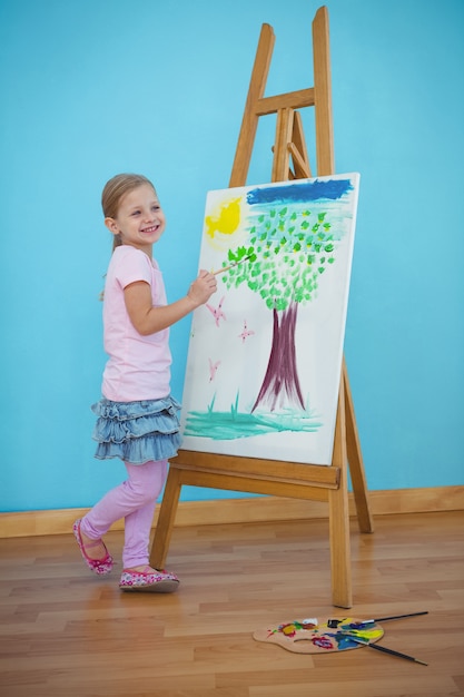 Ragazza sorridente accanto alla sua immagine