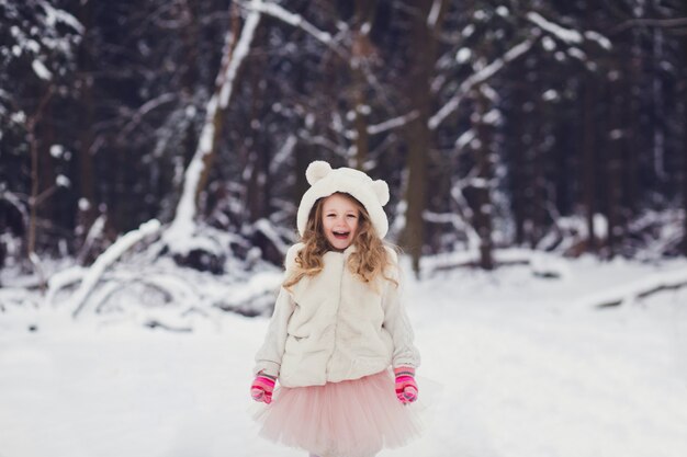 Ragazza sorridente adorabile del bambino in cappello