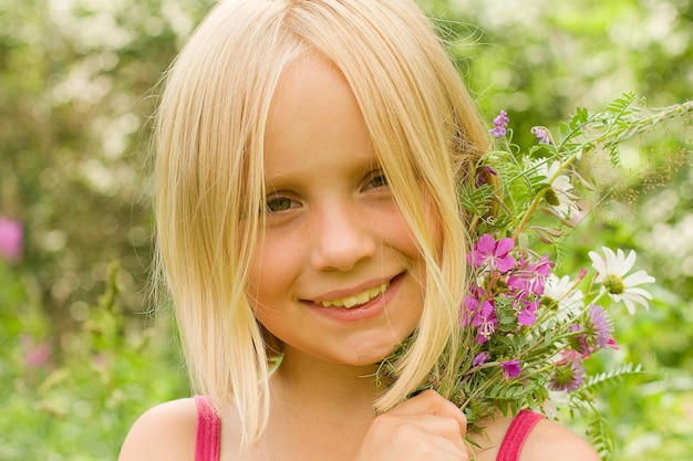 Ragazza sorridente all'aperto