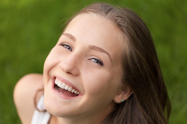 Ragazza sorridente bella risata ritratto di bellezza della donna