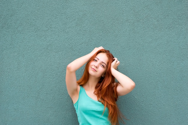 Ragazza sorridente capelli rossi