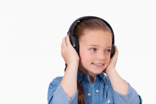 Ragazza sorridente che ascolta la musica