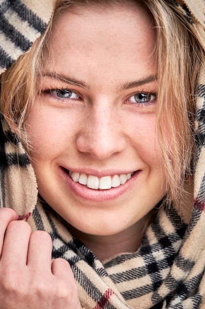 Ragazza sorridente che esamina la macchina fotografica