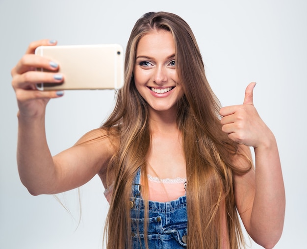 Ragazza sorridente che fa foto selfie