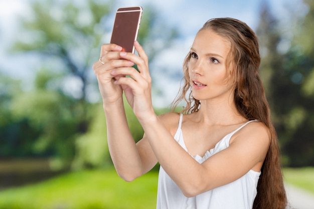 Ragazza sorridente che fa la foto del selfie sullo smartphone