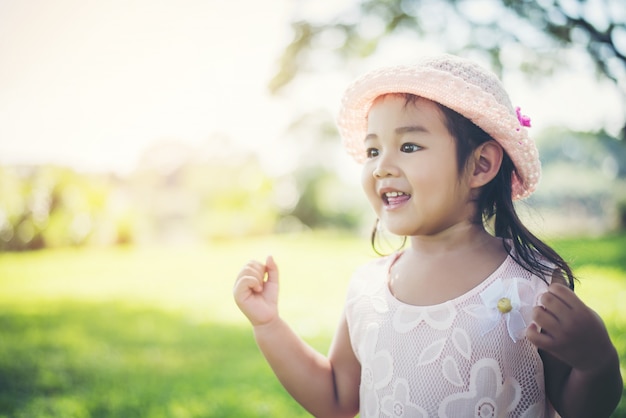 Ragazza sorridente che sta nel parco, tempo felice