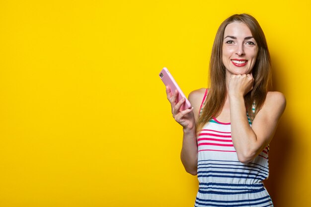 Ragazza sorridente che tiene un telefono