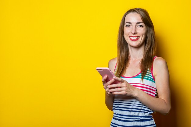 Ragazza sorridente che tiene un telefono