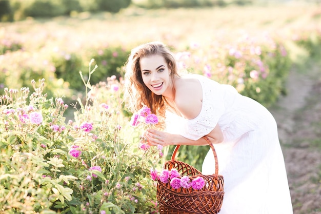 Ragazza sorridente con fiori in campo