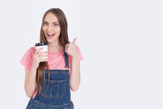 Ragazza sorridente con la tazza di caffè