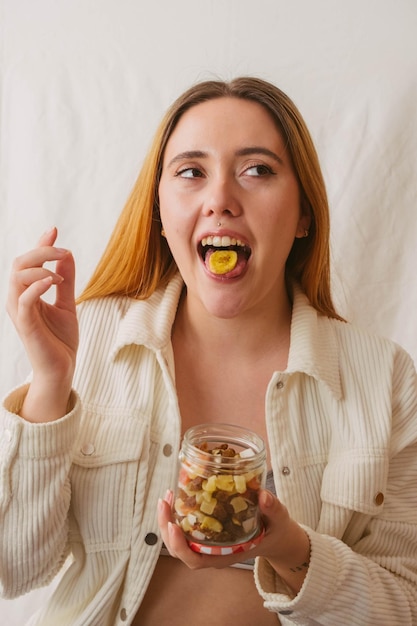 Ragazza sorridente con un pezzo di banana secca sulla lingua