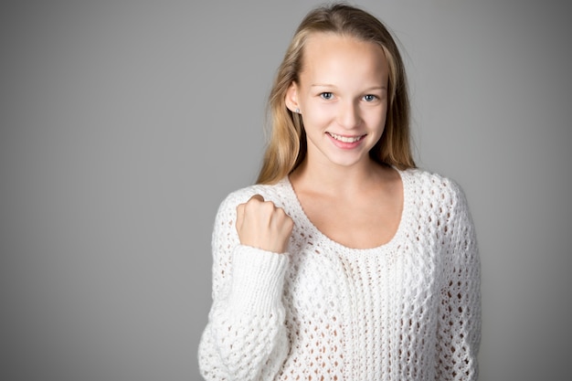 Ragazza sorridente con un pugno alzato