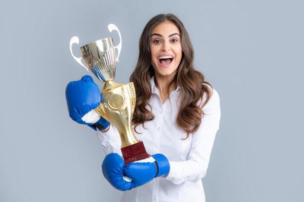 Ragazza sorridente e urlante per il successo Concetto di celebrazione Donna in guantoni da boxe detiene il campione