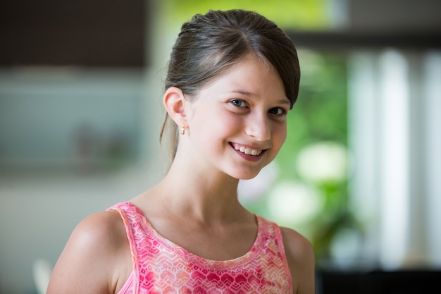 ragazza sorridente in salotto