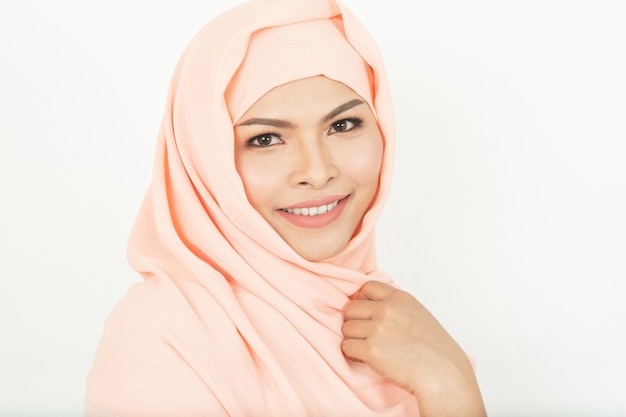 Ragazza sorridente nel rivestimento del hijab bello con la parete di colore e di felicità