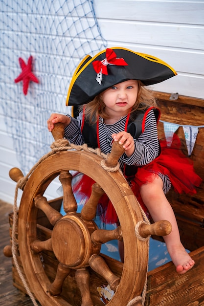 Ragazza sotto forma di pirati al timone. decorazione di festa stile pirata