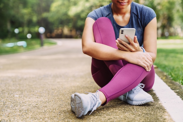 Ragazza sportiva che guarda il telefono dopo l'esercizio