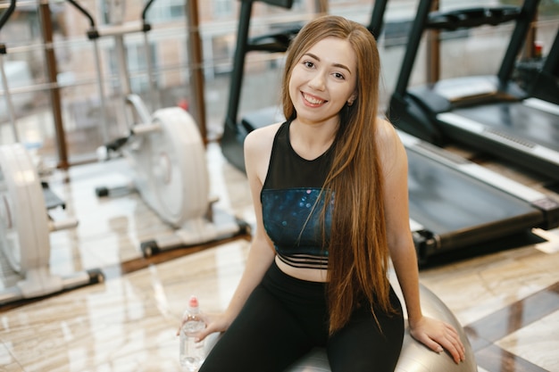 ragazza sportiva e bella ragazza dai capelli lunghi in palestra