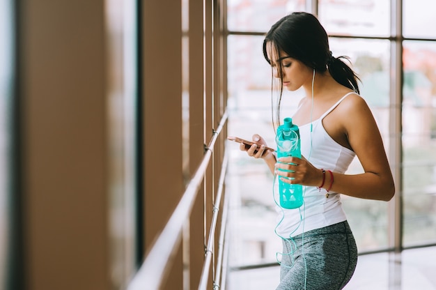 Ragazza sportiva in palestra