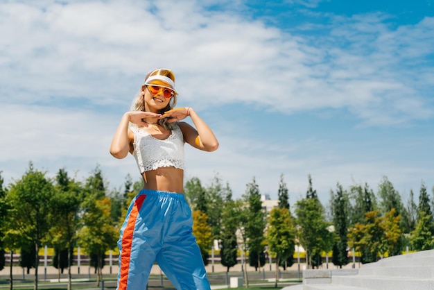 Ragazza sportiva in un parco in posa con visiera