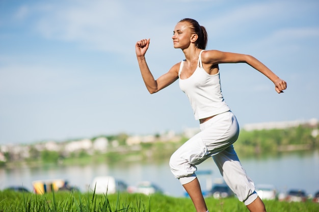 Ragazza sportiva nel parco