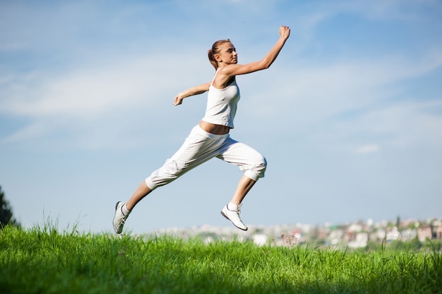 Ragazza sportiva nel parco