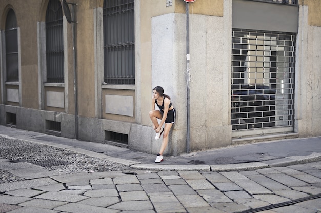 Ragazza sportiva per la strada