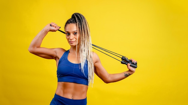 Ragazza sportiva su sfondo giallo