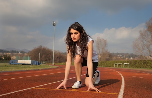 Ragazza sportiva su una pista da corsa