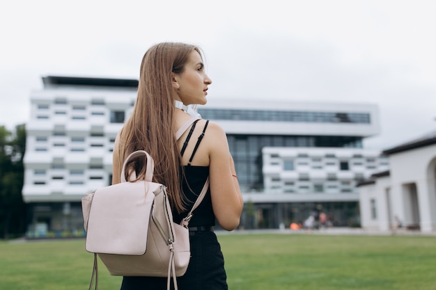 ragazza studentessa adolescente con zaino andando all'università