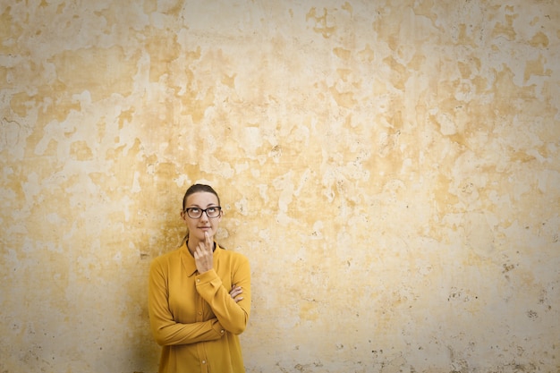 Ragazza studentessa chiedendosi